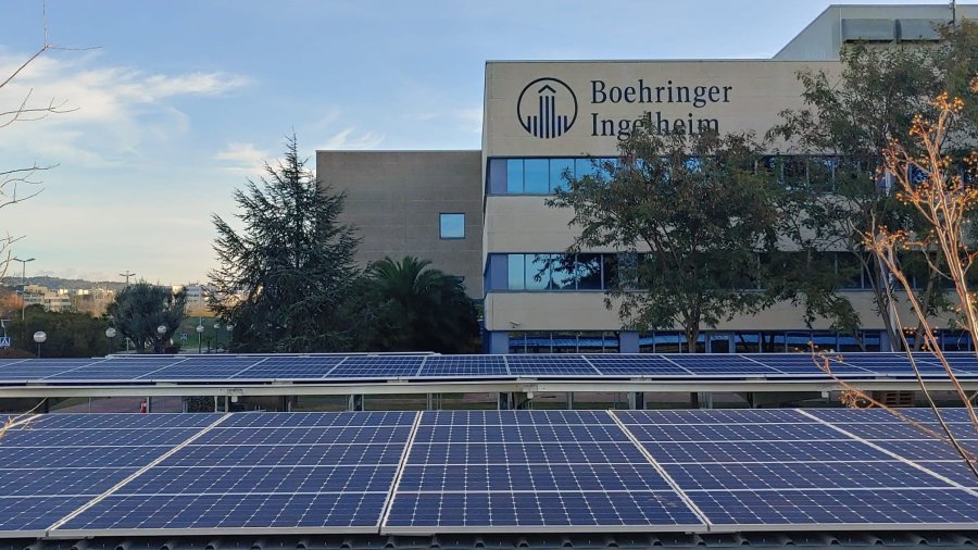 Sede de Boehringer Ingelheim España con paneles solares.